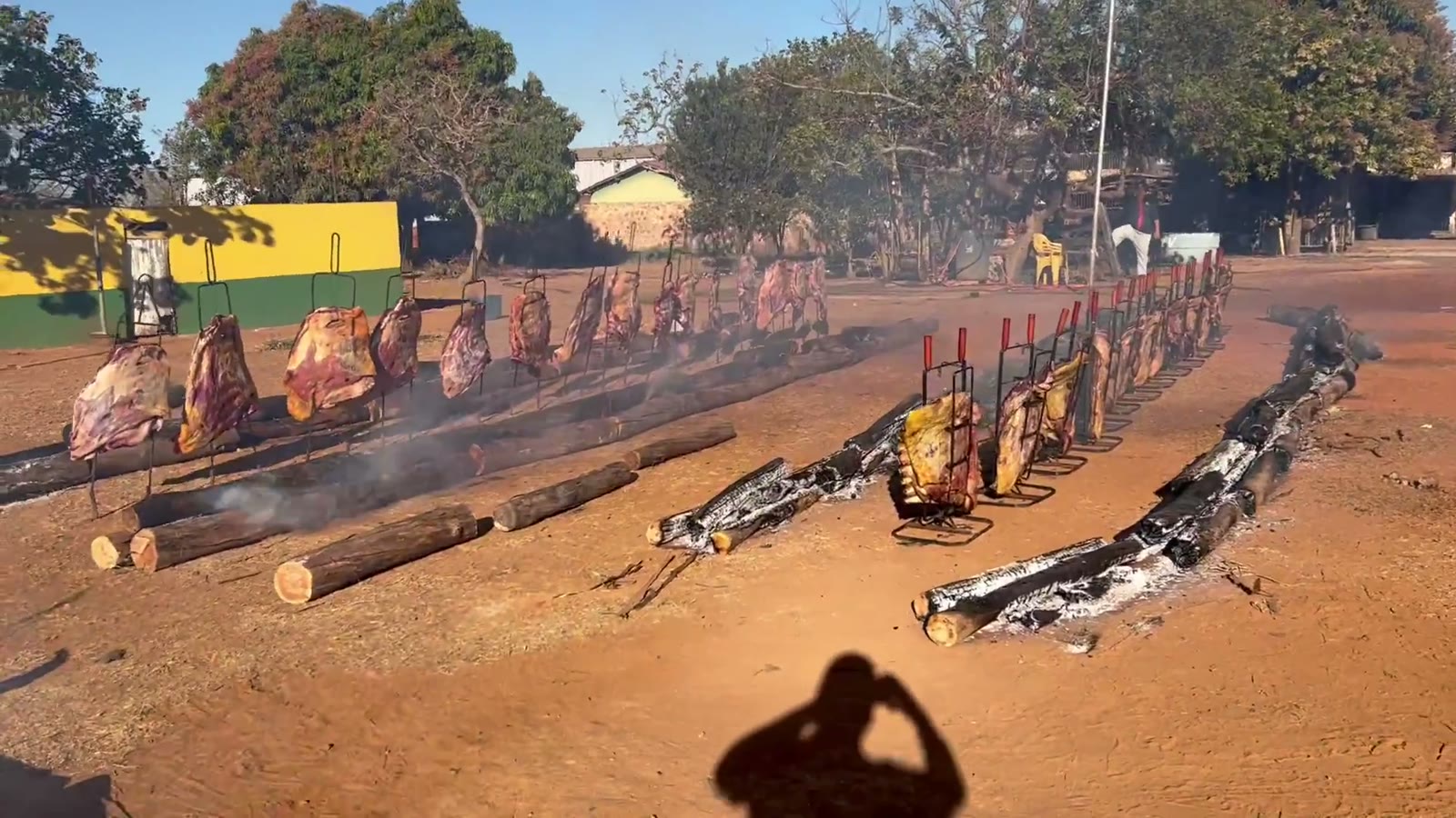 Fileiras de carne assando ao ar livre