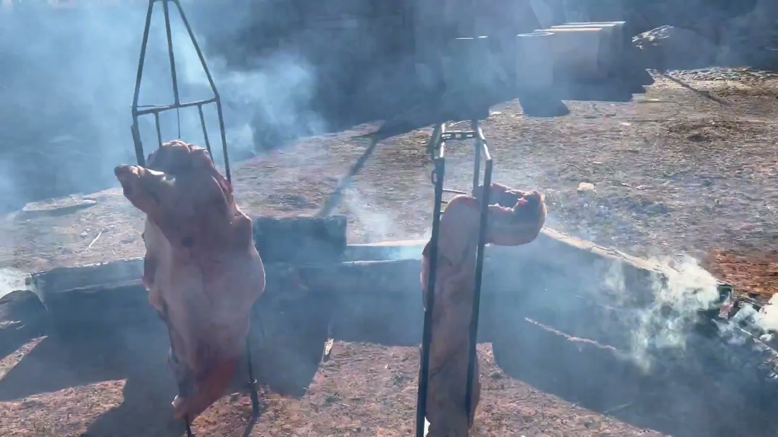 Leitão e costela no fogo de chão